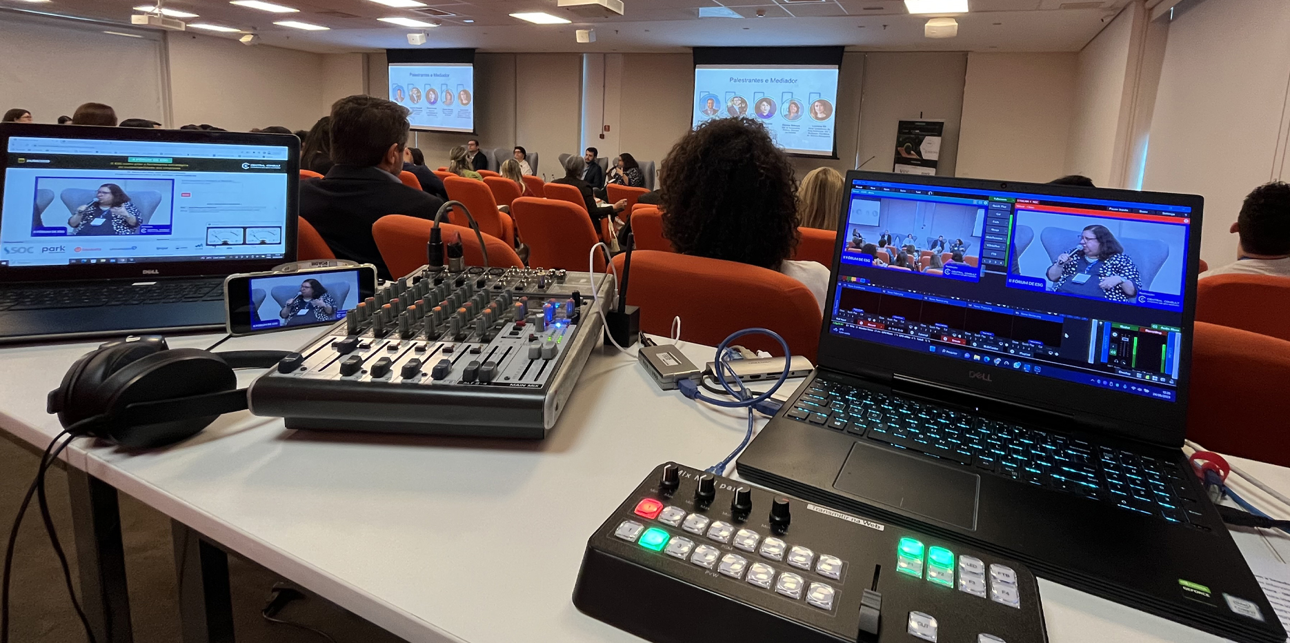 Estúdio de transmissão com equipe técnica da Transmitir na Web